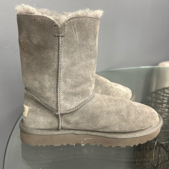 Selling grey Pair of Uggs .Size US WOMENS size 6. - Picture 1 of 7